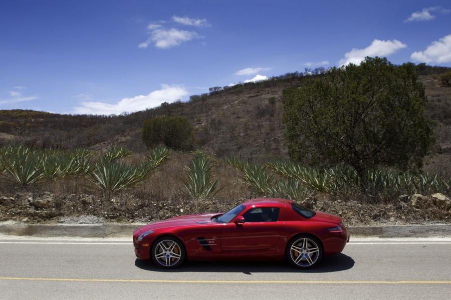  Mercedes-Benz SLS AMG Red 2011 года  (фото 7 из 22)